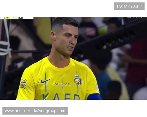 C罗闪电摆腿抽射惊险偏出